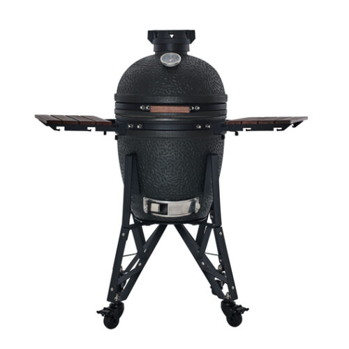 The Bastard Urban Large Complete je kamado žar najvišjega razreda. Visokokakovosten keramični žar z ogrevanjem na oglje, idealen za počasno pečenje, dimljenje in hitro peko steakov – prava izbira za ljubitelje žara na prostem.