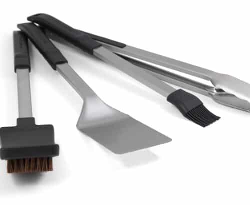 Broil King Baron 4-delni komplet pribora za žar – klešče, lopatica, čopič in krtača iz nerjavečega jekla z ergonomskimi ročaji.