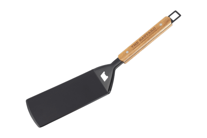 Profesionalna žar obračalka The Bastard Meat Flipper Pro s premazom proti prijemanju in lesenim ročajem.