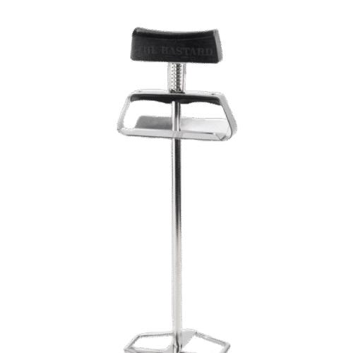 The Bastard dvigalo za rešetke Easy Grid Lifter iz nerjavečega jekla, prikazano med dvigovanjem rešetke na kamado žaru.