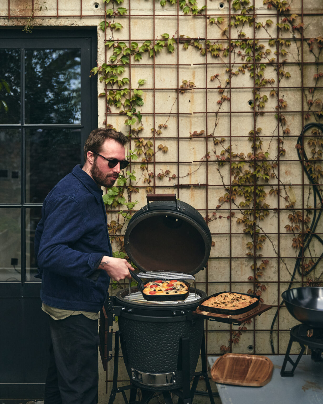 20220422 sfeerbeeld Bastard 200 Fahrenheit 085 The Bastard – Vrhunski keramični kamado žar za peko brez kompromisov
