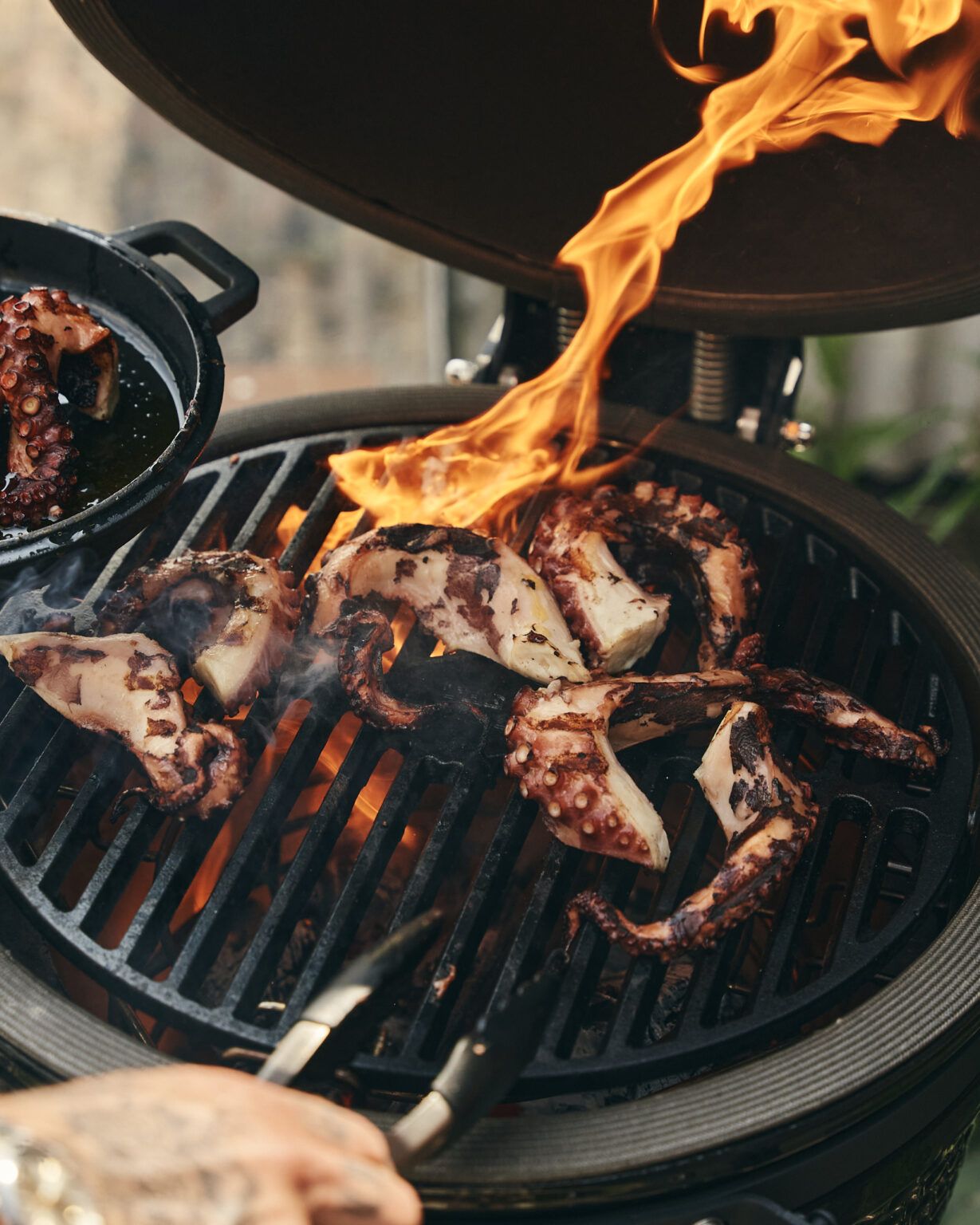 20220422 sfeerbeeld Bastard 200 Fahrenheit 144 1 The Bastard – Vrhunski keramični kamado žar za peko brez kompromisov